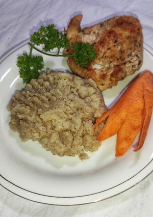 A picture of Mashed Potatoes With Chicken Fillet.