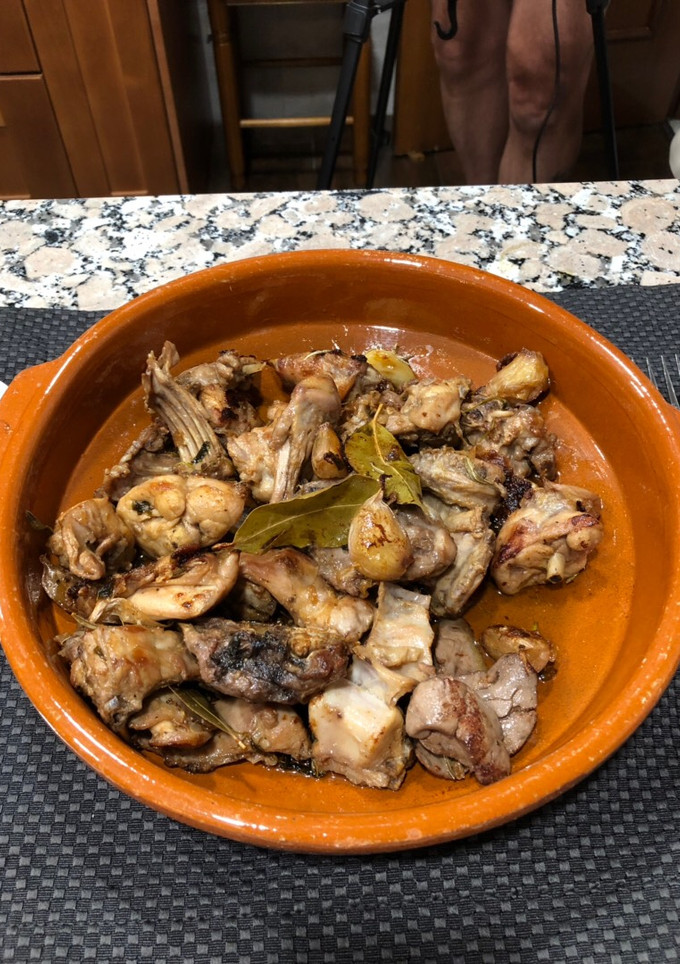 Una foto de Conejo con hierbas y vinagre