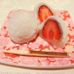 Easy Strawberry Daifuku Made in a Microwave A picture of Easy Strawberry Daifuku Made in a Microwave.