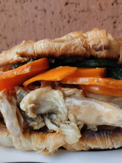 Una foto de Sándwich🥯 de pollo🥙 a las tres M🍗