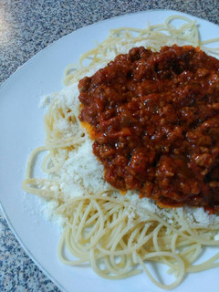 Una foto de Espagueti de maíz a la boloñesa con queso parmesano