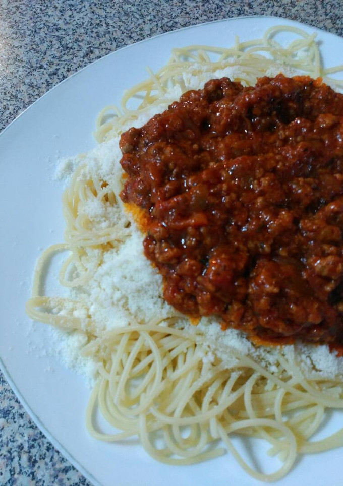 Una foto de Espagueti de maíz a la boloñesa con queso parmesano