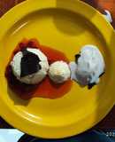 Mousse de durazno con salsa de fresa y helado de fresa