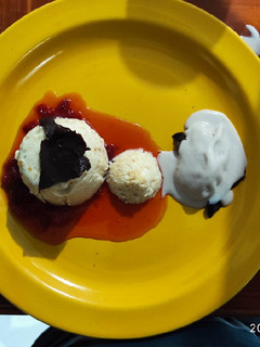 Una foto de Mousse de durazno con salsa de fresa y helado de fresa