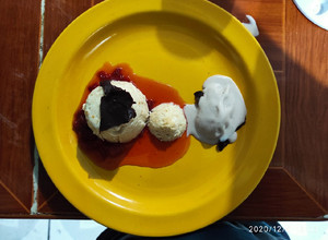 Una foto de Mousse de durazno con salsa de fresa y helado de fresa