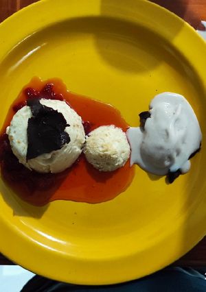 Una foto de Mousse de durazno con salsa de fresa y helado de fresa