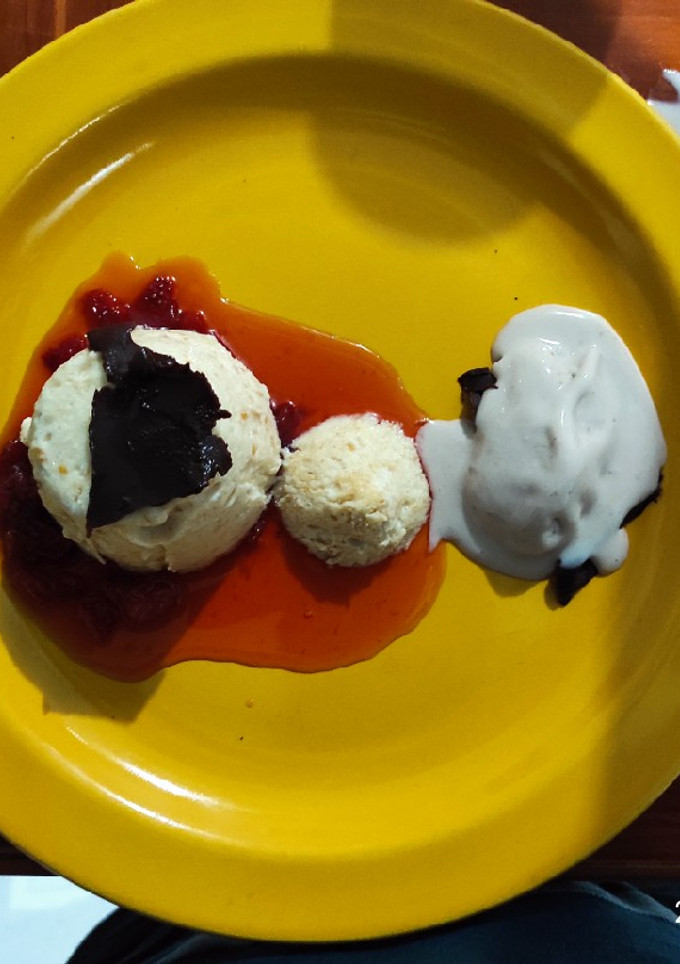 Una foto de Mousse de durazno con salsa de fresa y helado de fresa