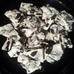 A picture of Oreo Bark.