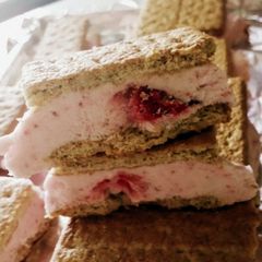 Low calorie strawberry frozen yogurt sandwiches A picture of Low calorie strawberry frozen yogurt sandwiches.