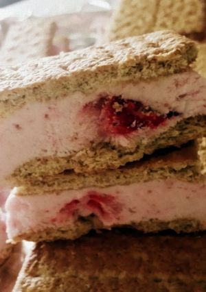 A picture of Low calorie strawberry frozen yogurt sandwiches.