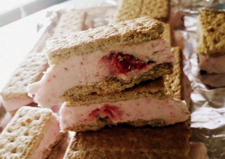 Low calorie strawberry frozen yogurt sandwiches