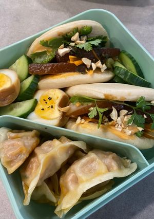 Hình của món Bento box 13: Bánh bao thịt kho Đài Loan.