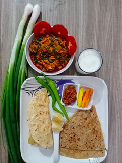 લીલી ડુંગળી શાક(Green Onion Shaak Recipe in Gujarati) રેસીપી મુખ્ય ફોટો