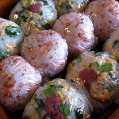A picture of Onigiri with Sakura Petals for Picnics.