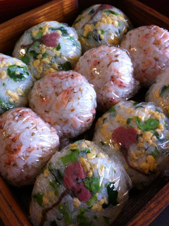 A picture of Onigiri with Sakura Petals for Picnics.