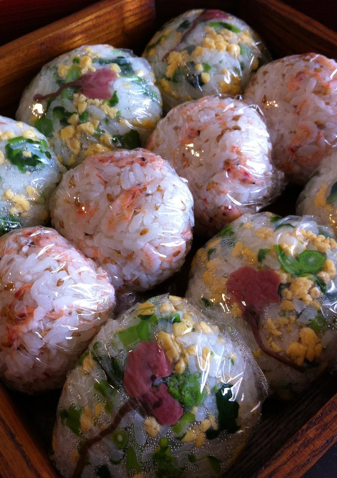 A picture of Onigiri with Sakura Petals for Picnics.