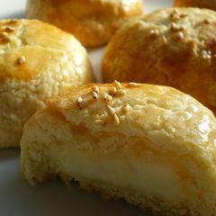 A picture of Cheese Mantou Buns.
