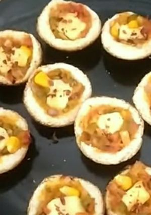 A picture of Bread pizza cups.