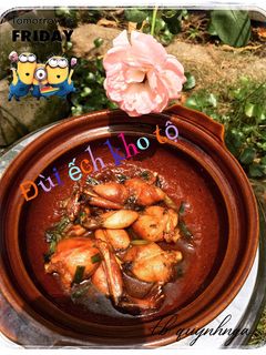 Hình của món Đùi Ếch kho tộ.
