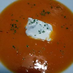 A picture of carrots creamy soup.