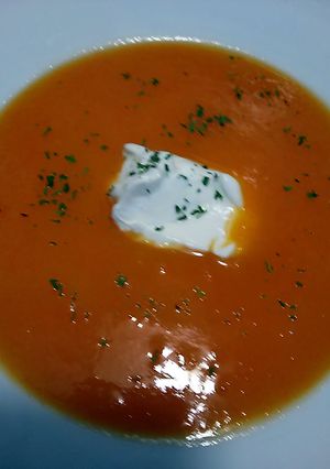 A picture of carrots creamy soup.