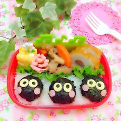 A picture of Charaben Makkuro Kurosuke (Soot Sprites).