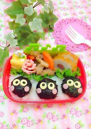 A picture of Charaben Makkuro Kurosuke (Soot Sprites).