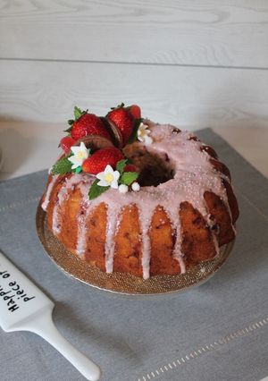 Foto di Torta alla ricotta, fragole e cioccolato
