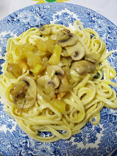 Una foto de Pasta con manzana y champis