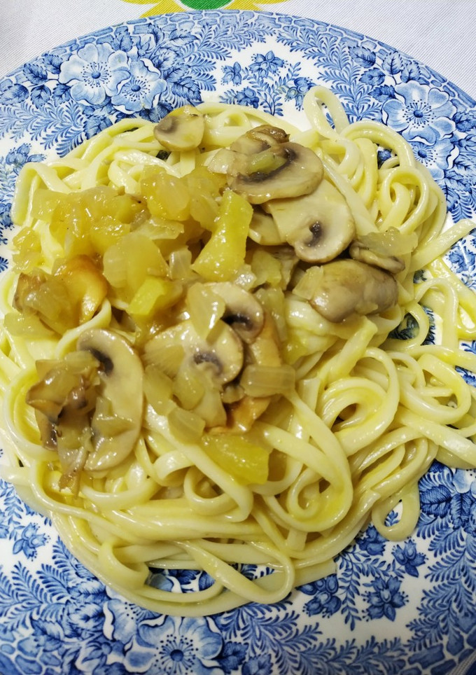 Una foto de Pasta con manzana y champis