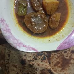 A picture of Piyaz Alo ka salan with roti.