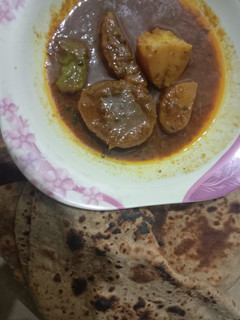 A picture of Piyaz Alo ka salan with roti.