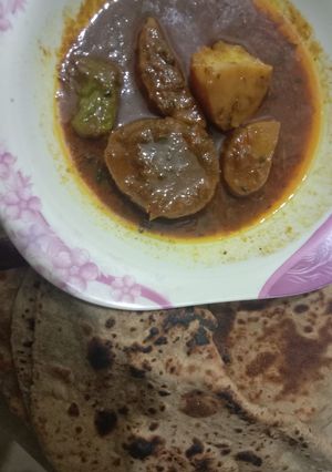 A picture of Piyaz Alo ka salan with roti.