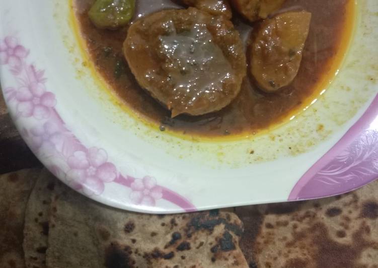 Piyaz Alo ka salan with roti