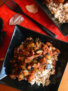 Una foto de Arroz integral con pisto de berenjena y calabacín