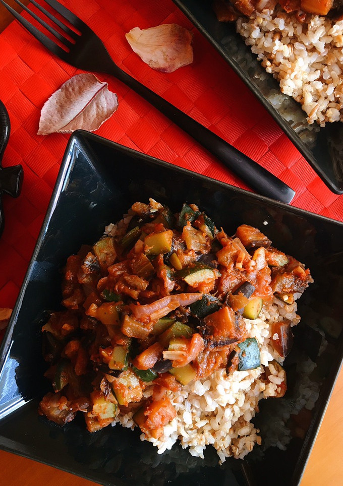 Una foto de Arroz integral con pisto de berenjena y calabacín