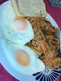 Una foto de Fideos con salsa y mix de verduras ❤️