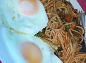 Una foto de Fideos con salsa y mix de verduras ❤️