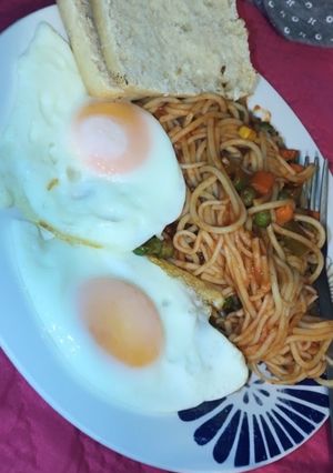 Una foto de Fideos con salsa y mix de verduras ❤️