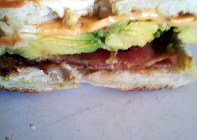 Avocado, bacon and chedder cheese bagel