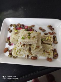 કોપરા પાક (Kopra Paak Recipe In Gujarati) રેસીપી મુખ્ય ફોટો