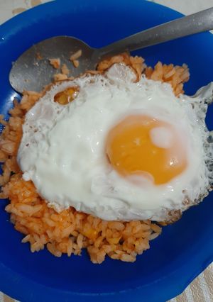 Una foto de Arroz con huevo estrellado