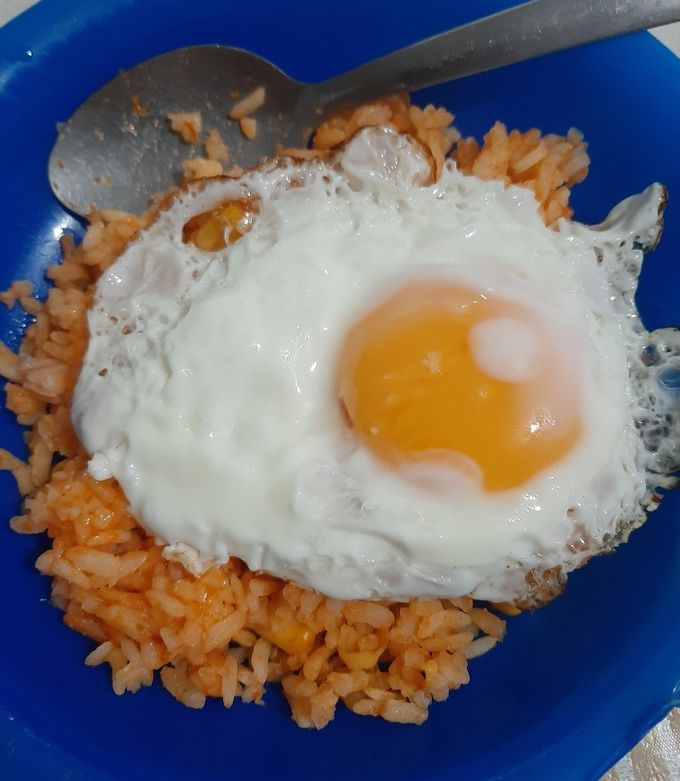 Una foto de Arroz con huevo estrellado