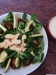 Una foto de Ensalada de canónigos y pollo con vinagreta de yogurt