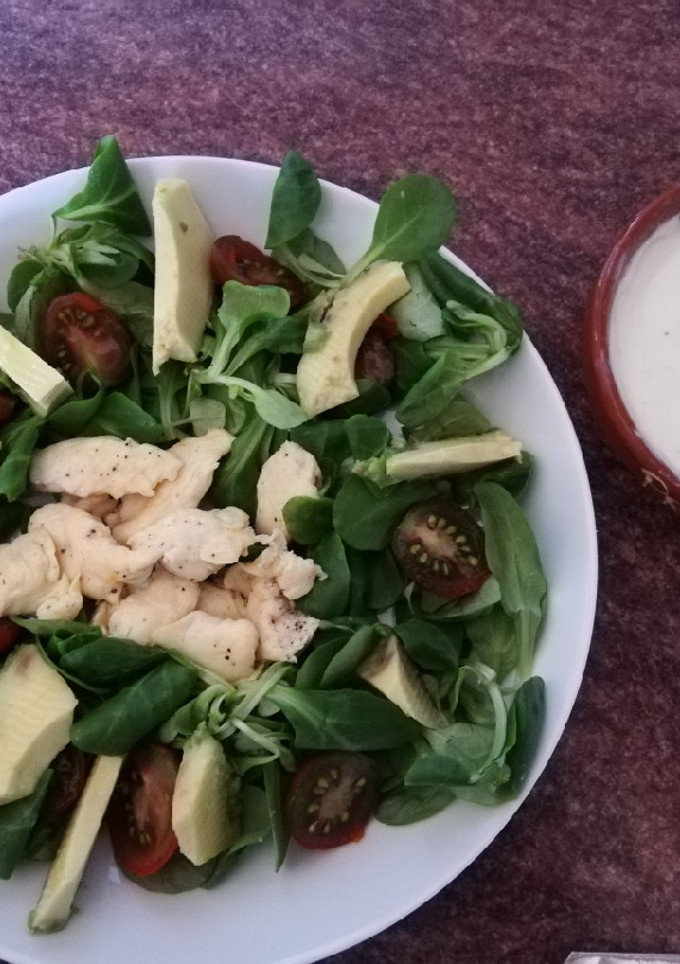 Una foto de Ensalada de canónigos y pollo con vinagreta de yogurt