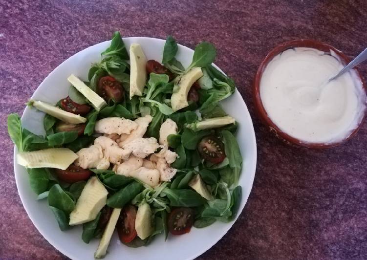 Ensalada de canónigos y pollo con vinagreta de yogurt