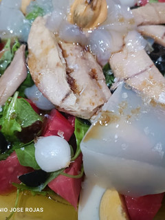 Una foto de Ensalada de ventresca con gelatina de mejillones y tomate pimiento