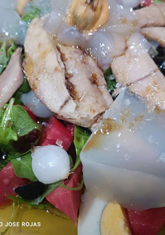 Una foto de Ensalada de ventresca con gelatina de mejillones y tomate pimiento