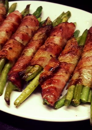 A picture of Bacon haricots rolls.