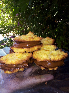 Una foto de Alfajores de coco y dulce de leche